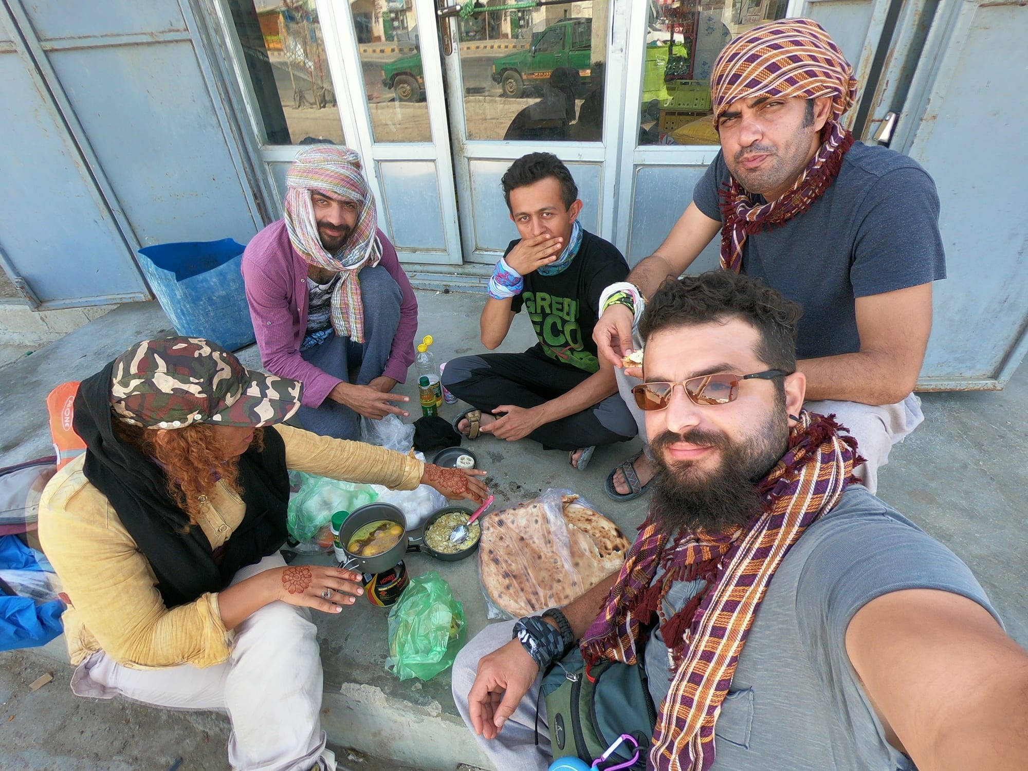 تو سفر کوله‌گردی گاهی مجبور می‌شی صبحونه رو کنار جاده میل کنی.