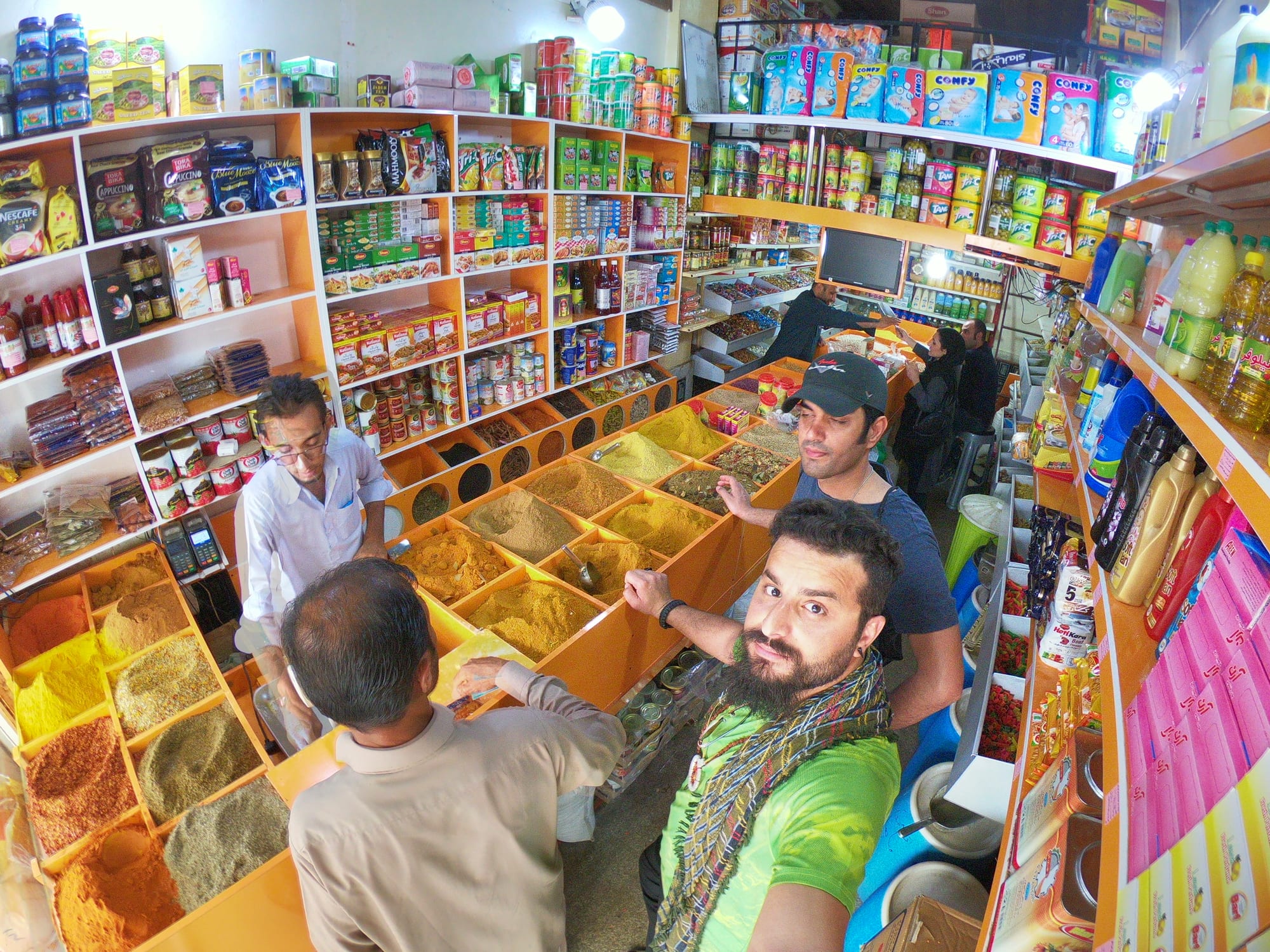 اگه نفس عمیق بکشی بوی ادویه‌ای تند بلوچی رو از توی عکس حس می‌کنی