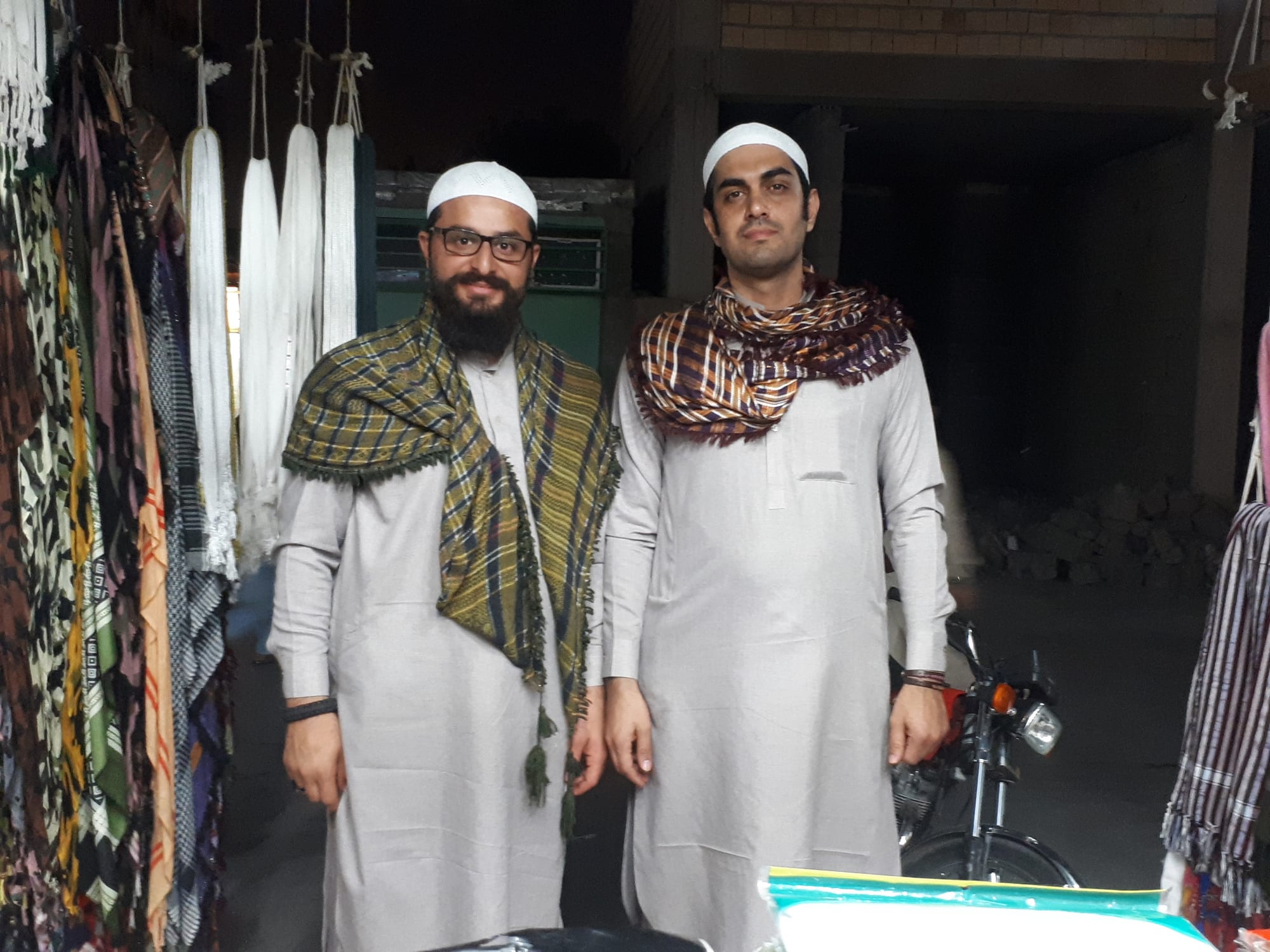 خوشحال از پوشیدن لباس بلوچی؛ این عکس رو فروشنده مغازه لنگ بلوچی فروشی گرفته. وقتی اون دستمل بلوچی و عرقچین رو خریدیم اینقدر ذوق کردیم که ازش خواستیم ازمون عکس بپیره