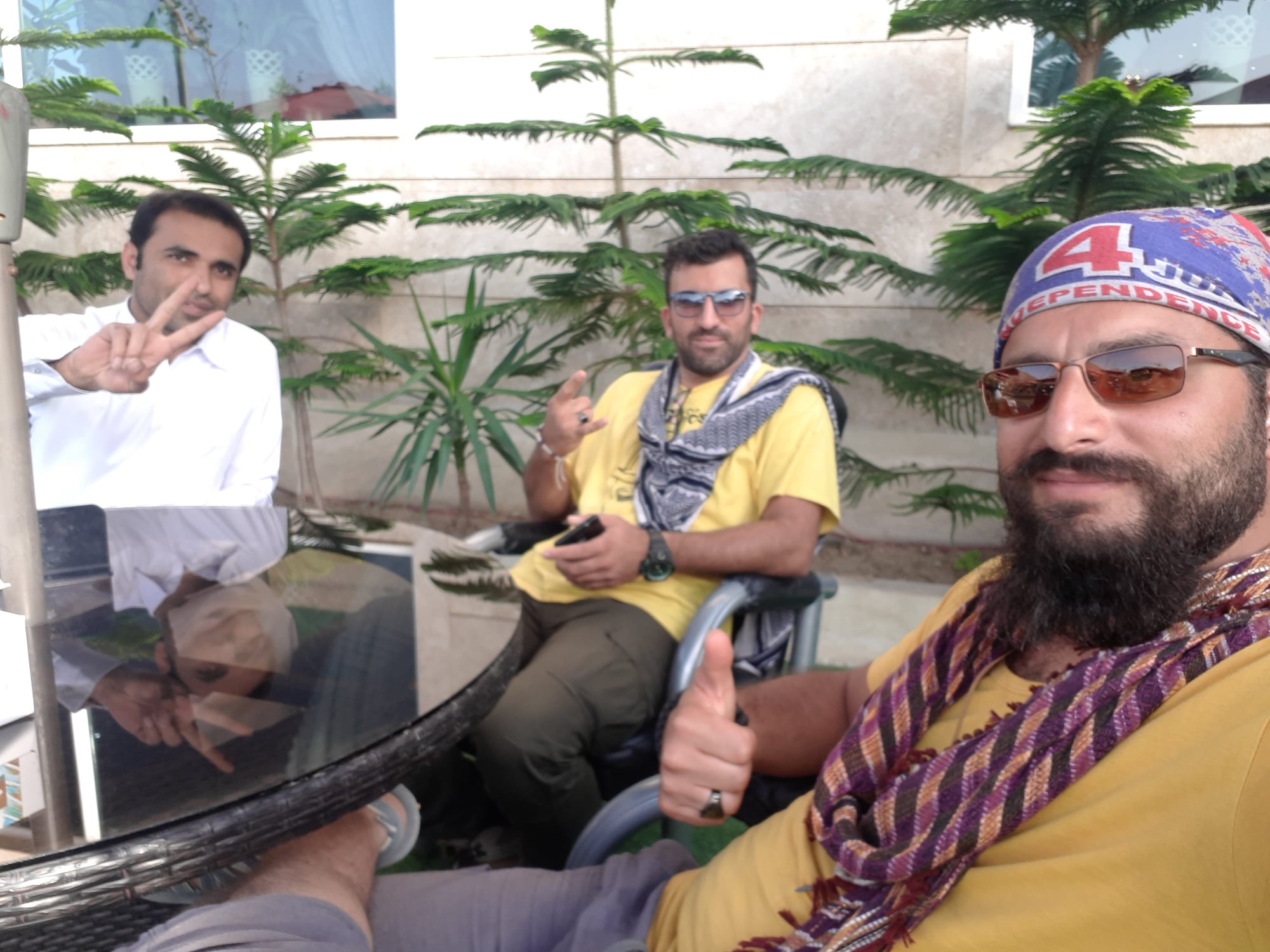 از سمت راست من، رضا و منصور در انتظار شیرچای